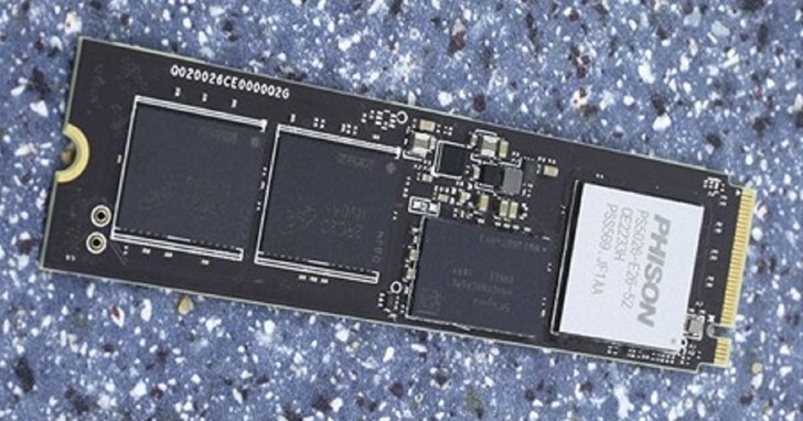 PCIe 5.0 SSD 不用风扇会怎样？ 55 秒就罢工！