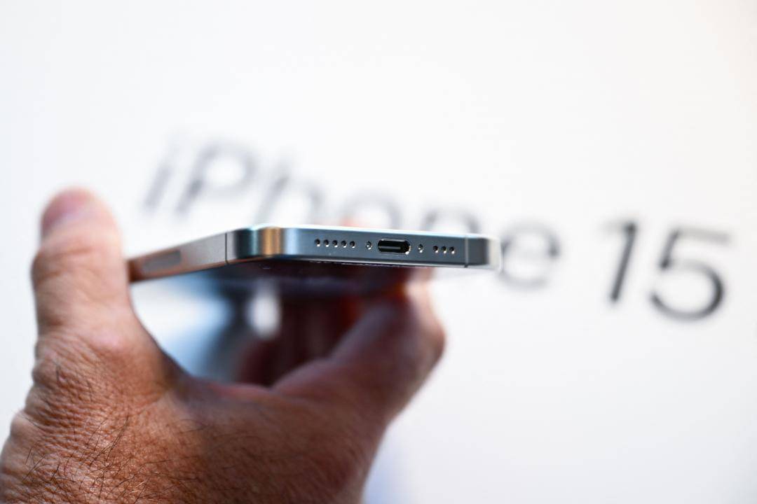 iPhone 15 用20W充电器就好？ 实测曝跟30W的速度差距