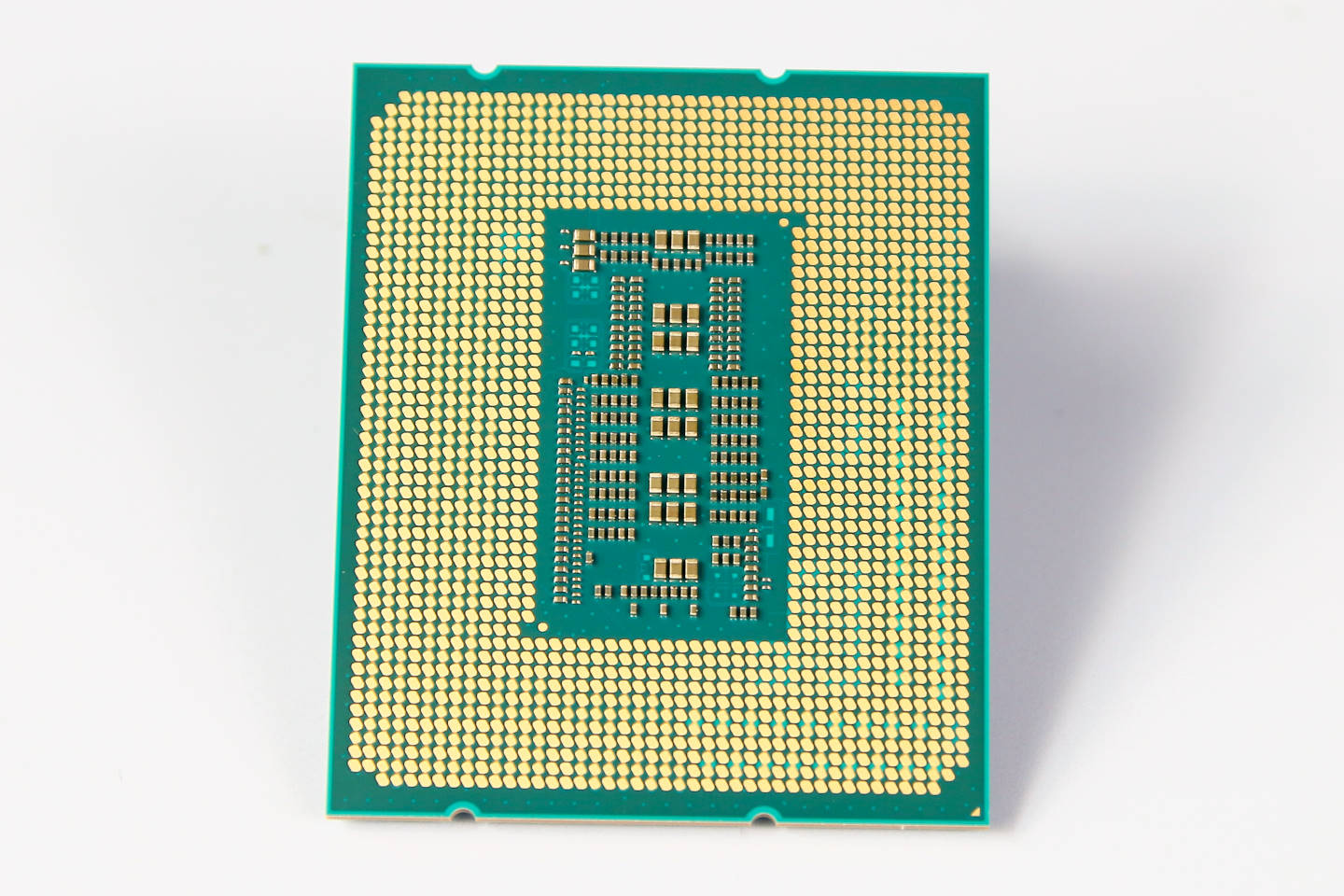 Raptor Lake Refresh处理器与先前第12、13代Core i处理器一样采用LGA1700脚位，可以搭配600、700系列芯片组使用。