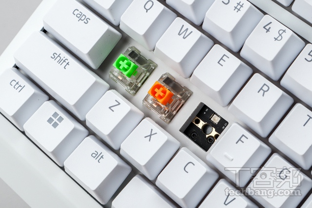 热插拔设计热插拔键盘的插槽式 PCB，让你能够轻松的更换其他轴体（需另购）。