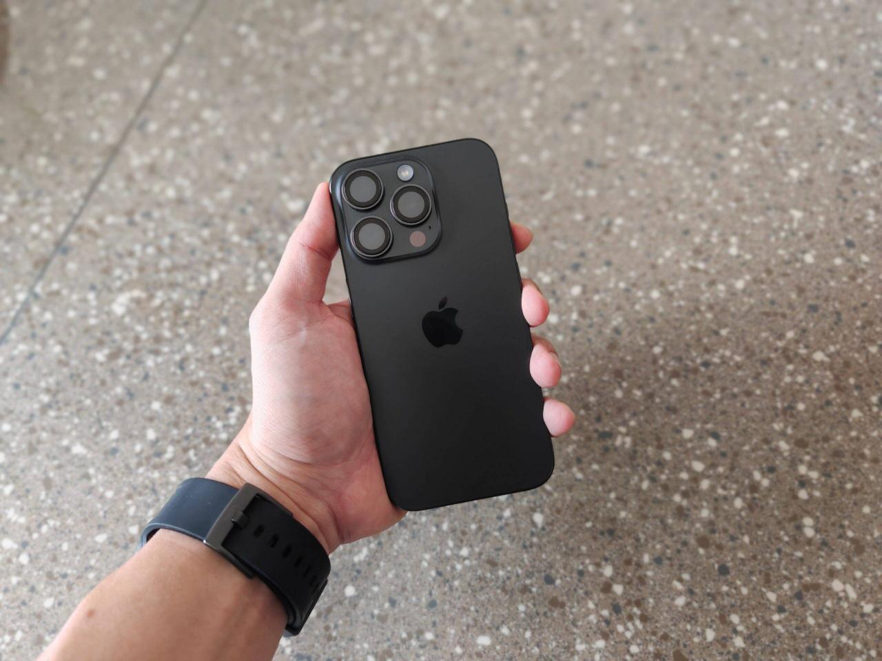iPhone 15 Pro测评：这个手感回不去了！更快、更轻、更紧凑的小屏旗舰！