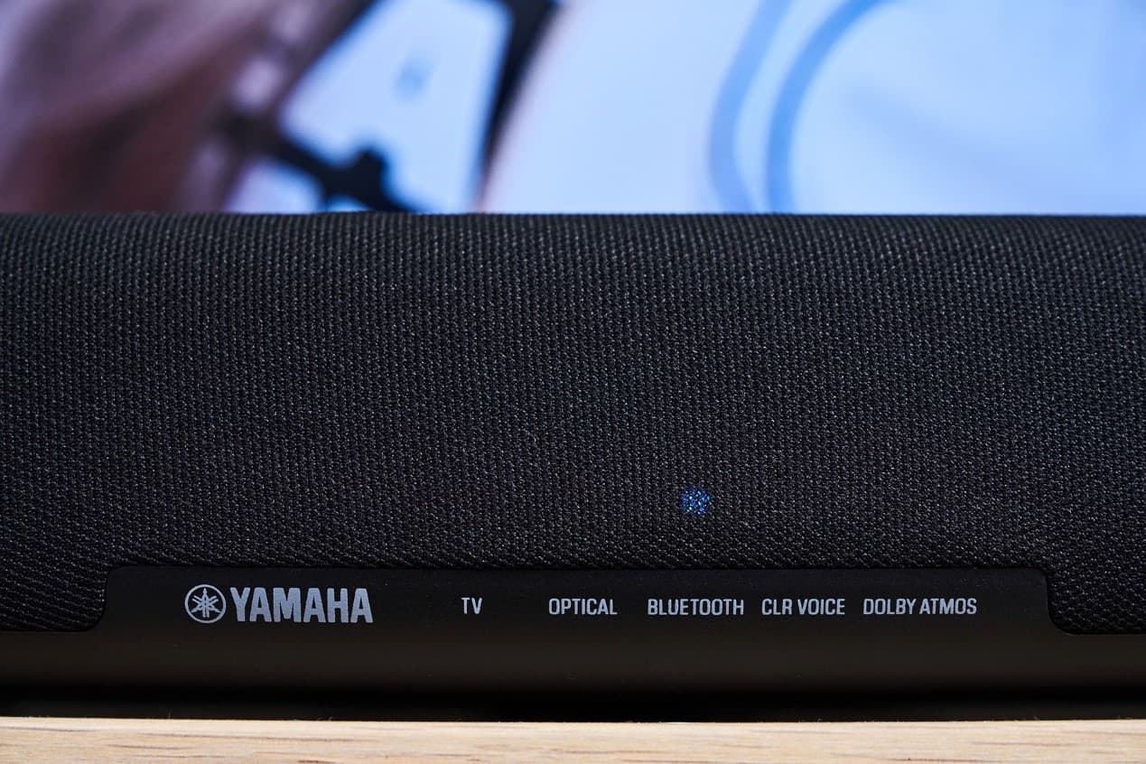 Soundbar 主机下方有各种状态指示灯，用户可以通过遥控器轻松切换，像是变更输入源为 TV、OPTICAL、BLUETOOTH，以及快速判断是否开启 Clear Voice 或 Dolby Atmos 杜比全景声等音效模式。