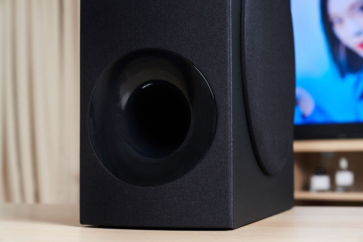 超低音扬声器底部则配置低音反射孔，大口径优势使SR-B40A具有更好的延伸表现，低音量感更丰沛，搭配内部振膜直径13cm的低音单体，输出功率高达100W，有利观影时带来优异的低频冲击力。