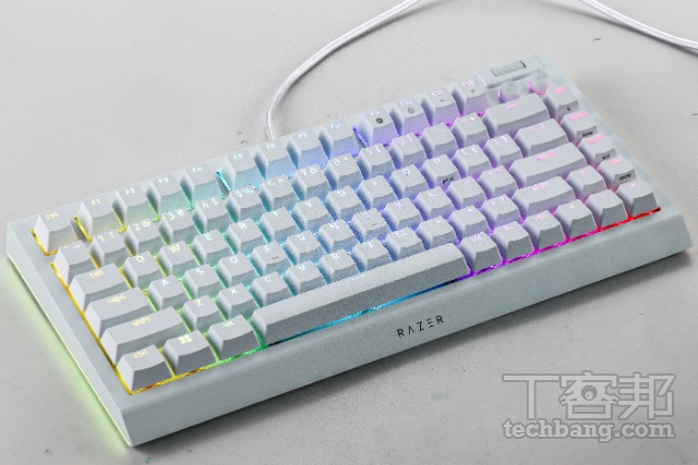 Razer Chroma RGB键盘的 RGB 灯效可通过 Razer Chroma RGB 来自订颜色。