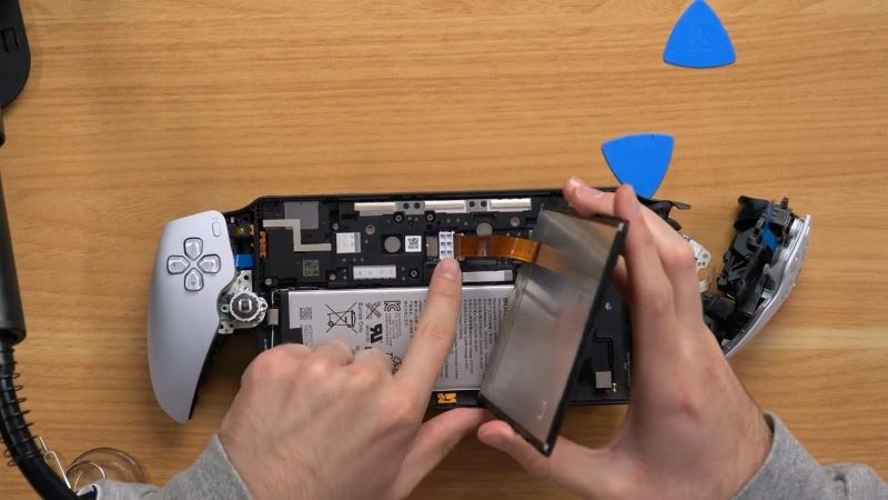 PlayStation Portal掌机拆解：定制骁龙芯片、4370 mAh 电池