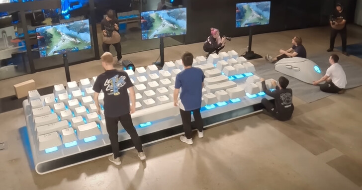 这是世界最大的机械键盘，《Dota2》Team Liquid战队五人合力才能用