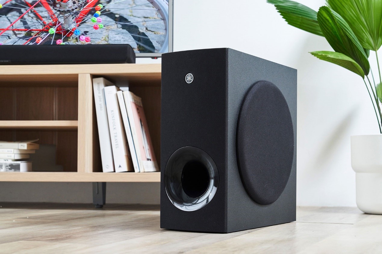 SR-B40A 配置「侧向单体发声」的超重低音扬声器，有助于优化输出和扩展低频能量，同时让音箱体积达到窄身和微型化，摆放更具弹性、不占空间。