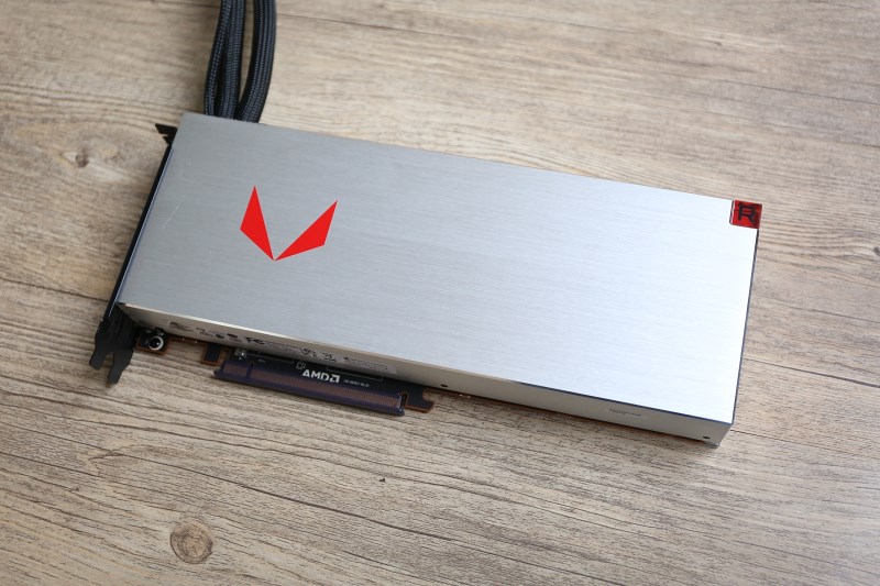首发公版水冷的Radeon RX Vega 64