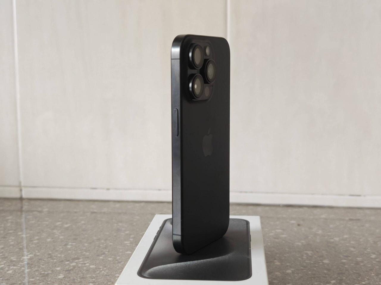 iPhone 15 Pro测评：这个手感回不去了！更快、更轻、更紧凑的小屏旗舰！