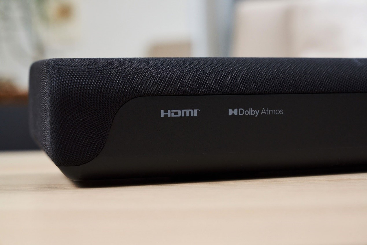 机体背面也标示出几个主要的功能标志，包含支持Dolby Atmos、HDMI等，意味着SR-B40A支持主流数字环绕音效，并搭载HDMI接口。