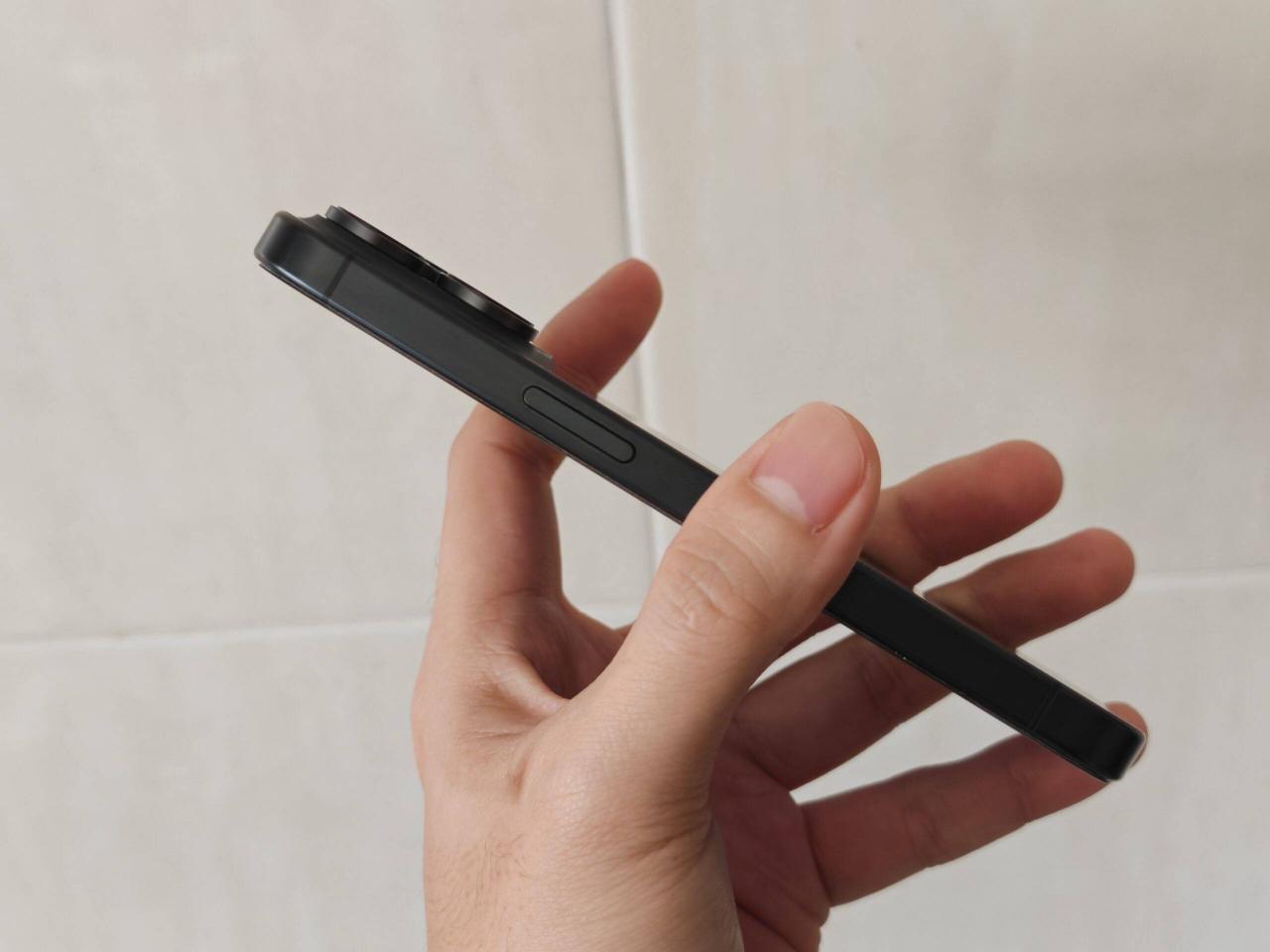 iPhone 15 Pro测评：这个手感回不去了！更快、更轻、更紧凑的小屏旗舰！