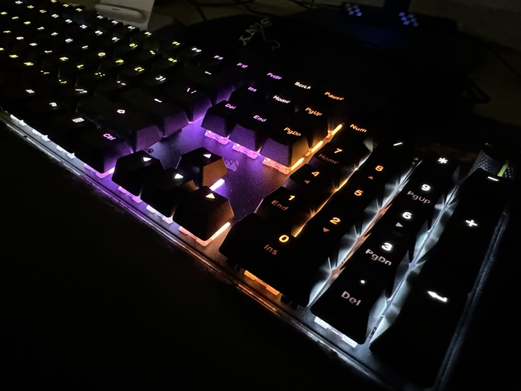 Corsair K70 Core 和 M75 Air 测评：适合新手的良好游戏配件！