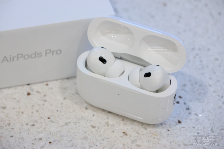 AirPods Pro 2 耳机和充电盒现在都具备IP54防尘防水功能，带出门使用更安心。
