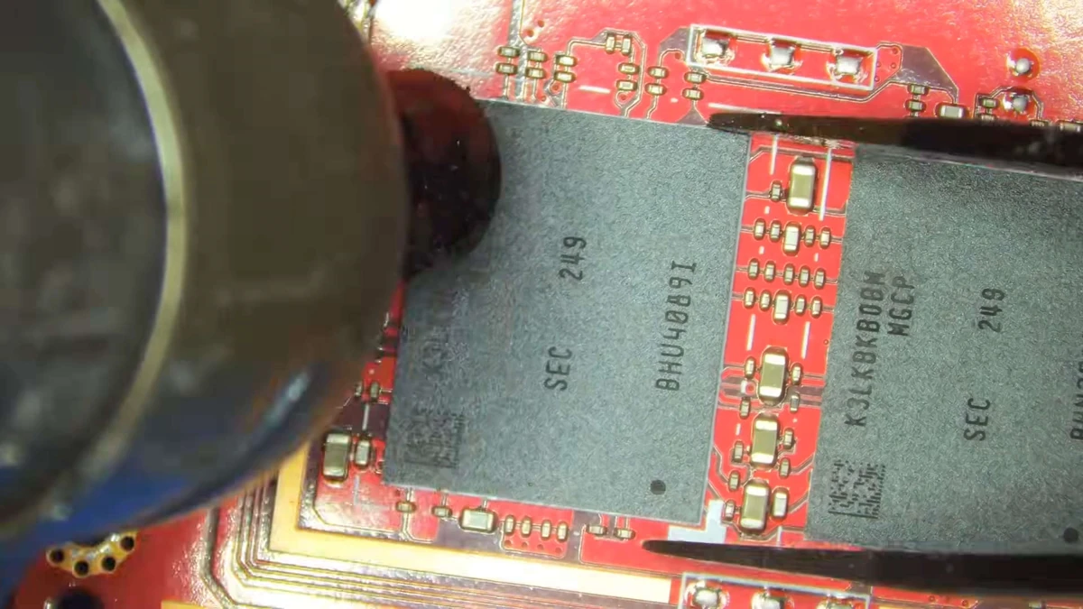 竟然能这么玩！ 改机高手将ROG Ally内存升级为32GB LPDDR5X-7500