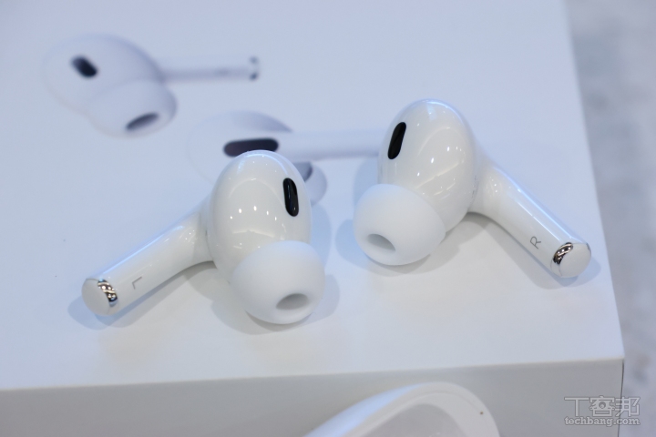 AirPods Pro 2 的外型没有太大的改变，操作方式一样可以透过耳机柄上的感应器触控感应，按一下耳机柄就可以快速的静音或是取消静音。