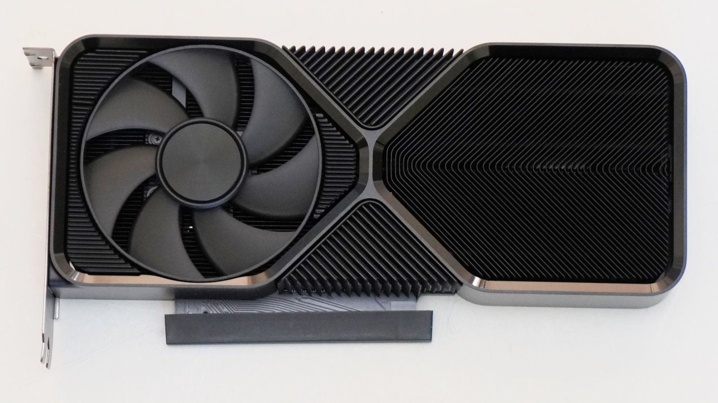 GeForce RTX 4070 Super Founders Edition的散热方案一样采用穿透式设计，显示卡后半段为穿透式的散热鳍片，可以通过风扇带动气流带走更多废热。
