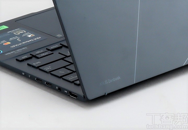在机身正面除了「A」标志的线条外，「ASUS Zeenbook」也放置在角落，非常低调的品牌设计。