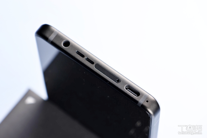 底部为 3.5mm 耳机孔、扬声器、SIM 卡槽、USB-C 接口和麦克风。