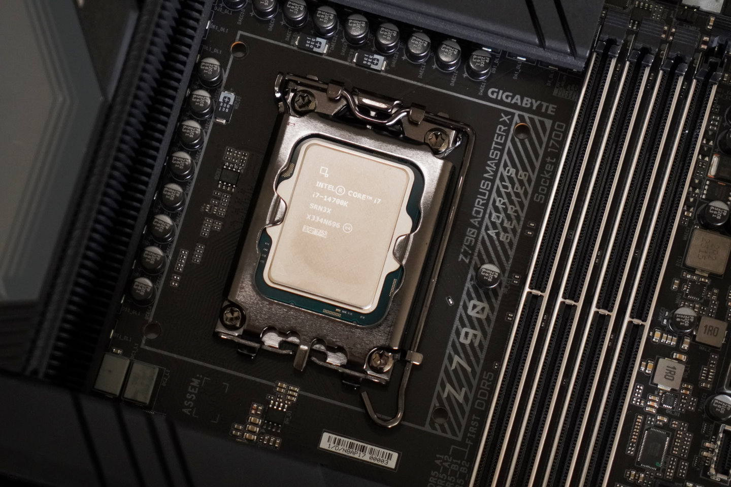 这篇测试专题的重点为8P12E核心配置的Core i7-14700K处理器。