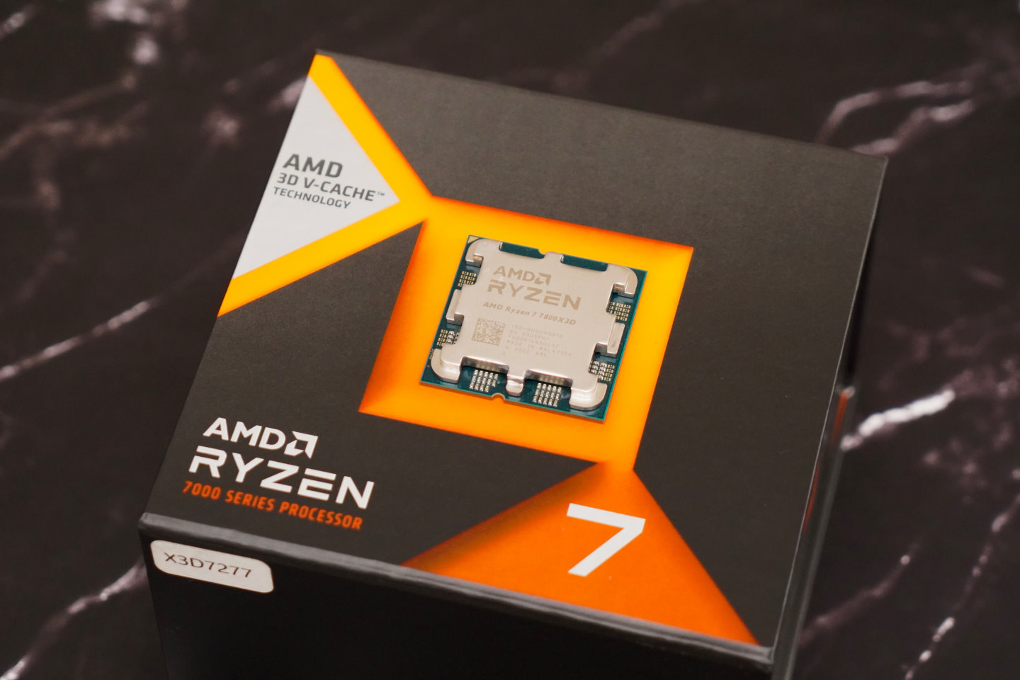 Ryzen 7 7800X3D通过3D V-Cache技术将L3快取内存扩充至96MB，对游戏效能有立竿见影的帮助。