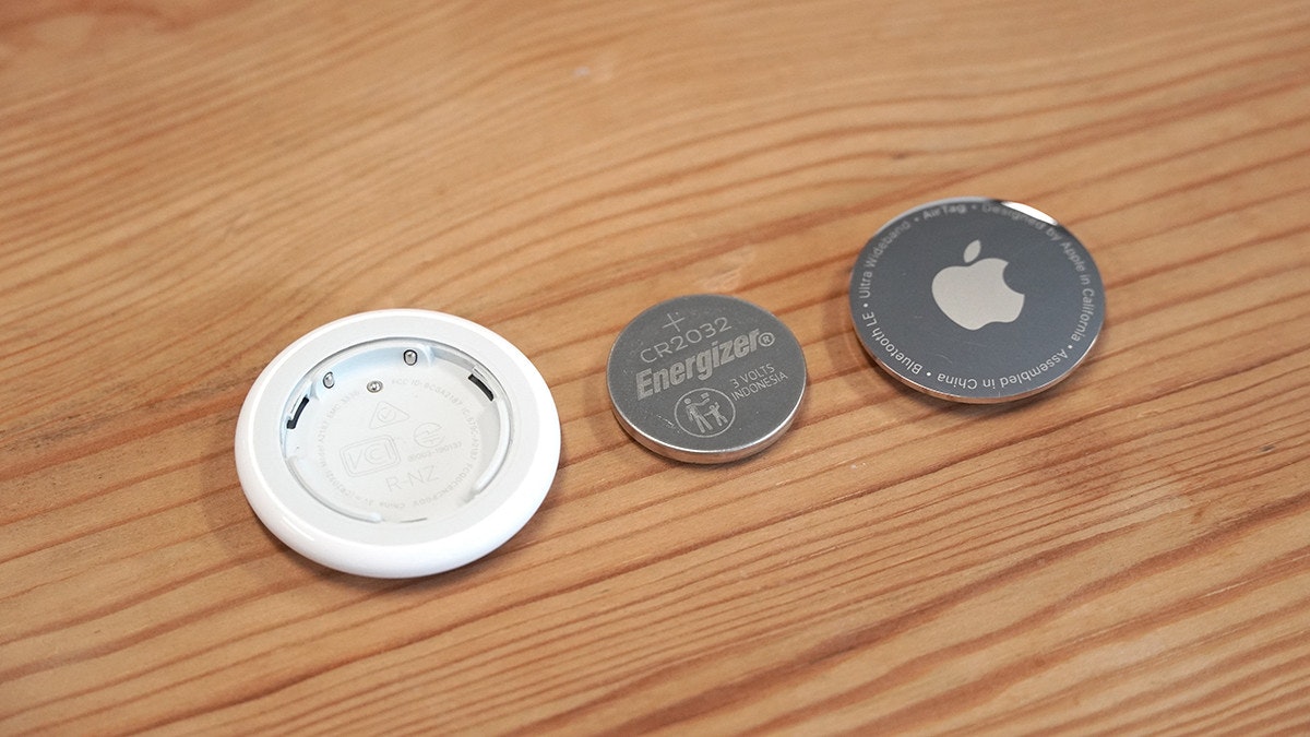 照片中提到了Vare、CR2032、RNZ，跟的MacBook有关，包含了圈、产品设计、产品、圈、设计