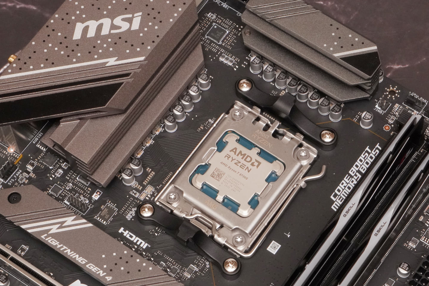 测试时同样使用MSI B650 Gaming Plus WiFi主板搭配G.Skill Trident Z5 Neo RGB 16GBx2（@DDR5-6400）内存。
