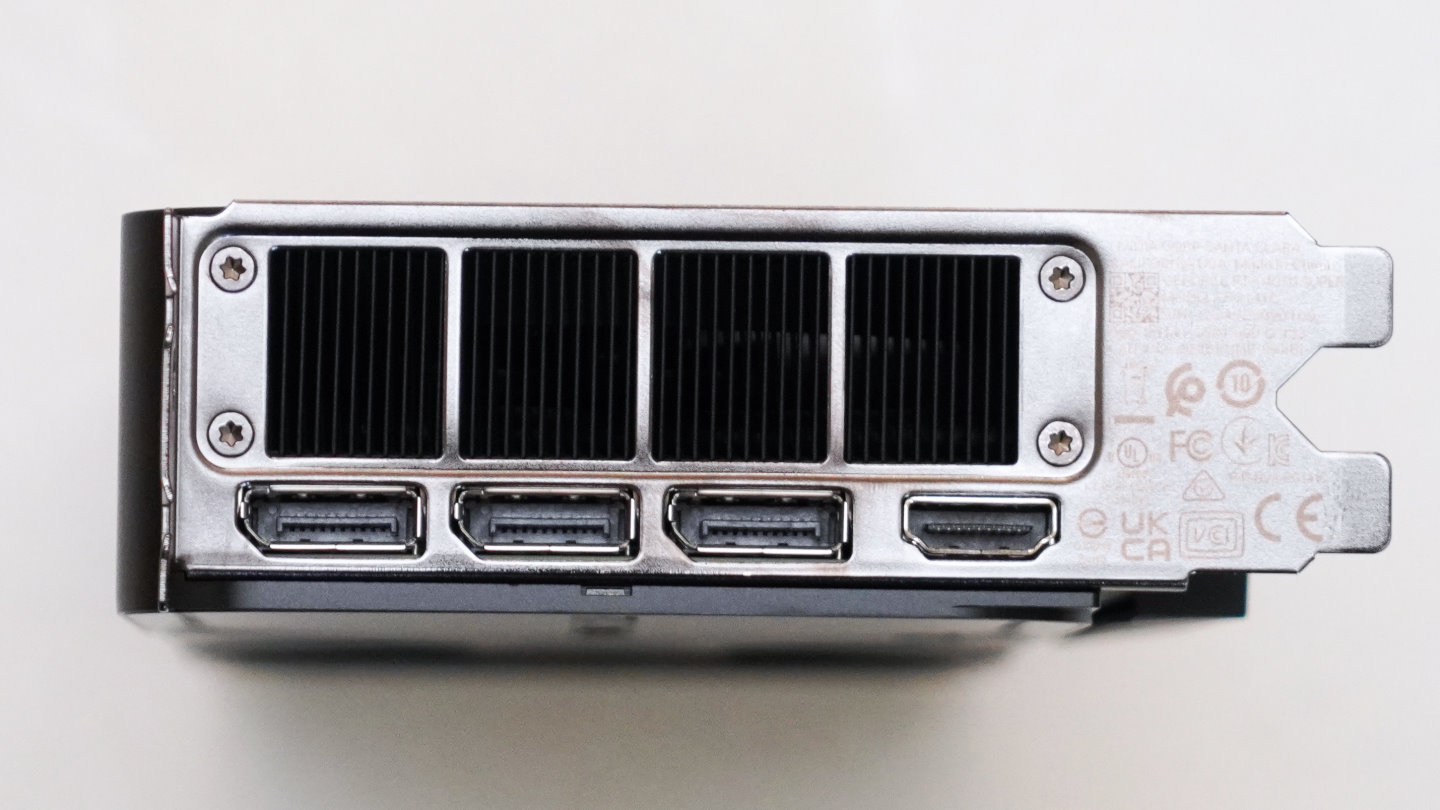 输出端子配置3组DisplayPort与1组HDMI，电力输入一样使用12VHPWR。。