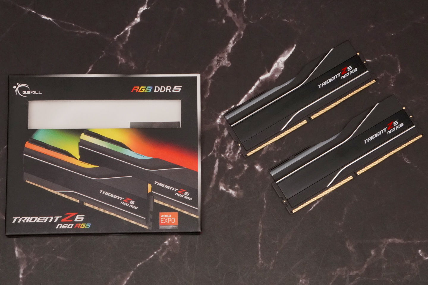 搭配的内存为G.Skill Trident Z5 Neo RGB 16GBx2，并通过EXPO自动超频至DDR5-6400。