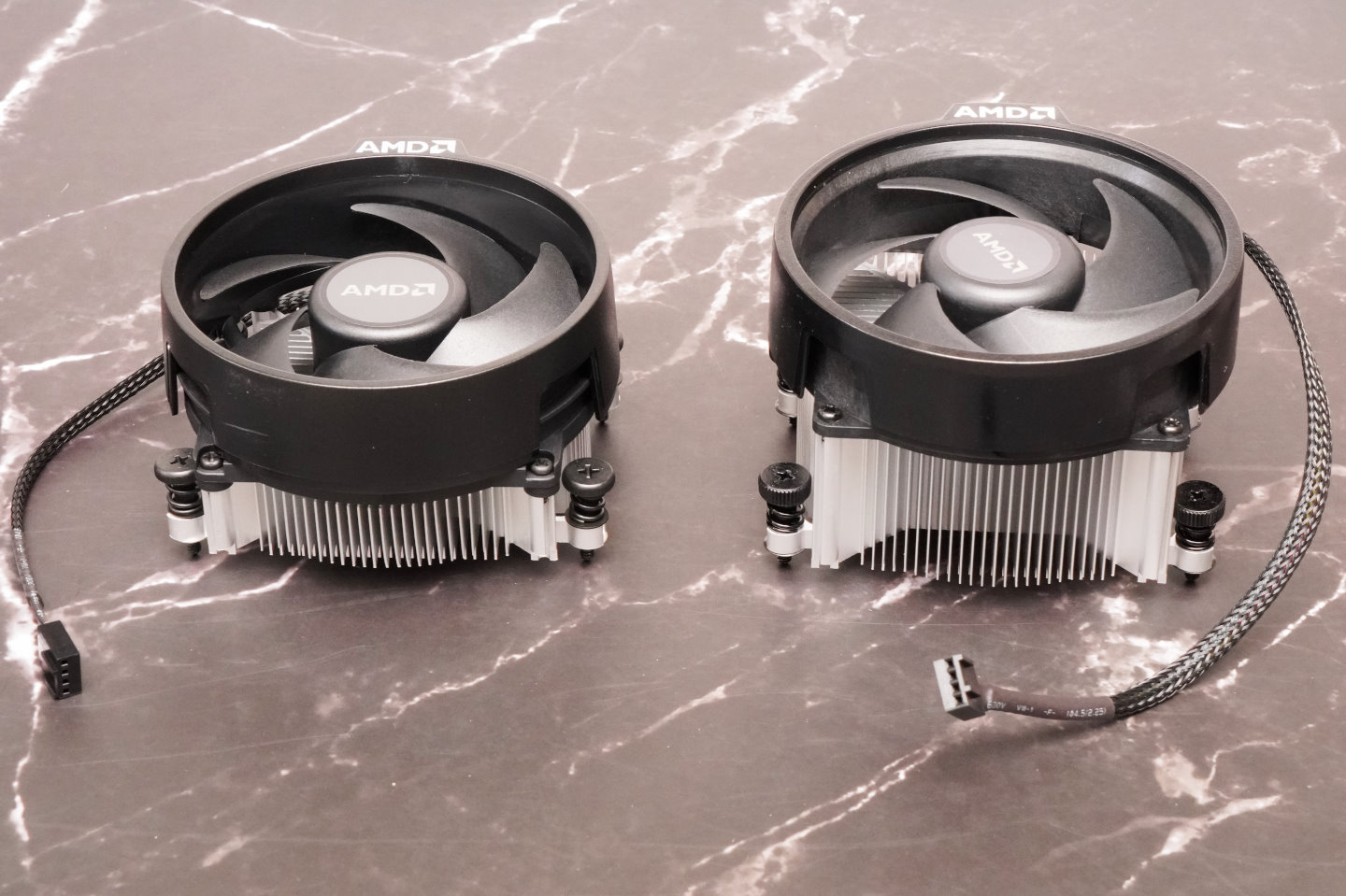 盒装版APU附有散热器，Ryzen 5 8600G（左）的散热片较Ryzen 7 8700G（右）小了一些。