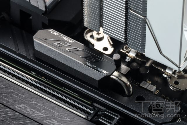 ROGStrix Z790-E Gaming WiFi 主板为PCIe 5.0的M.2插槽设计了额外的散热器，可为大多数的SSD带来绝佳冷却效果。