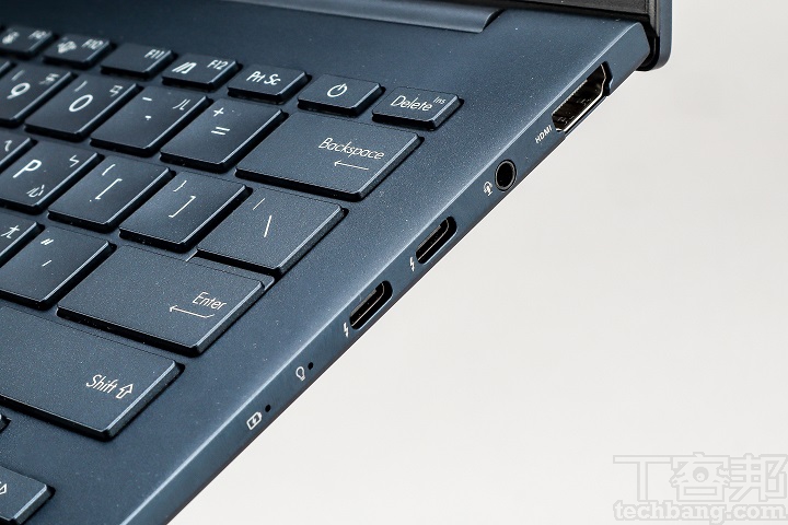 机身右侧有 HDMI 2.1 端口、3.5mm 耳麦孔、两个 Thunderbolt 4 端口。