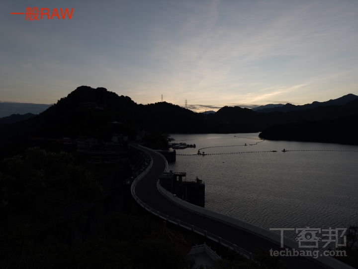 Apple ProRAW 结合了标准 RAW 与 iPhone 的计算摄影，因此更容易编修到理想的状态。