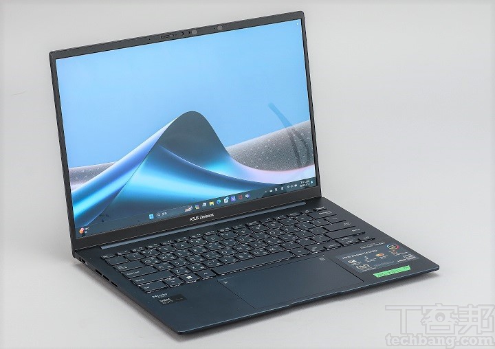 Asus Zenbook 14 OLED（UX3405）是采用自家订制的ASUS Lumina OLED面板，并以NanoEdge窄边框设计，屏幕占比也来到87%的比例。