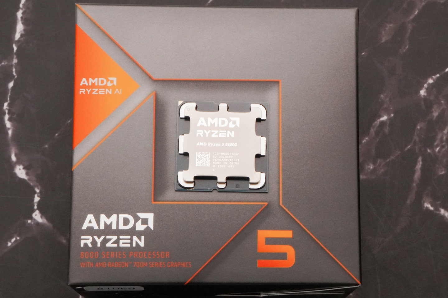 Ryzen 5 8600G的包装上同样有Ryzen AI标示。