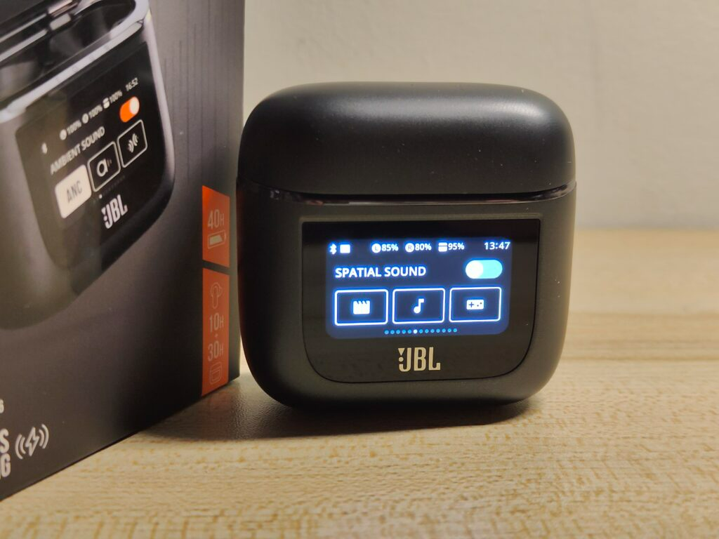 JBL Tour Pro 2 测评：真无线耳机也可以配备全彩智慧触控屏！