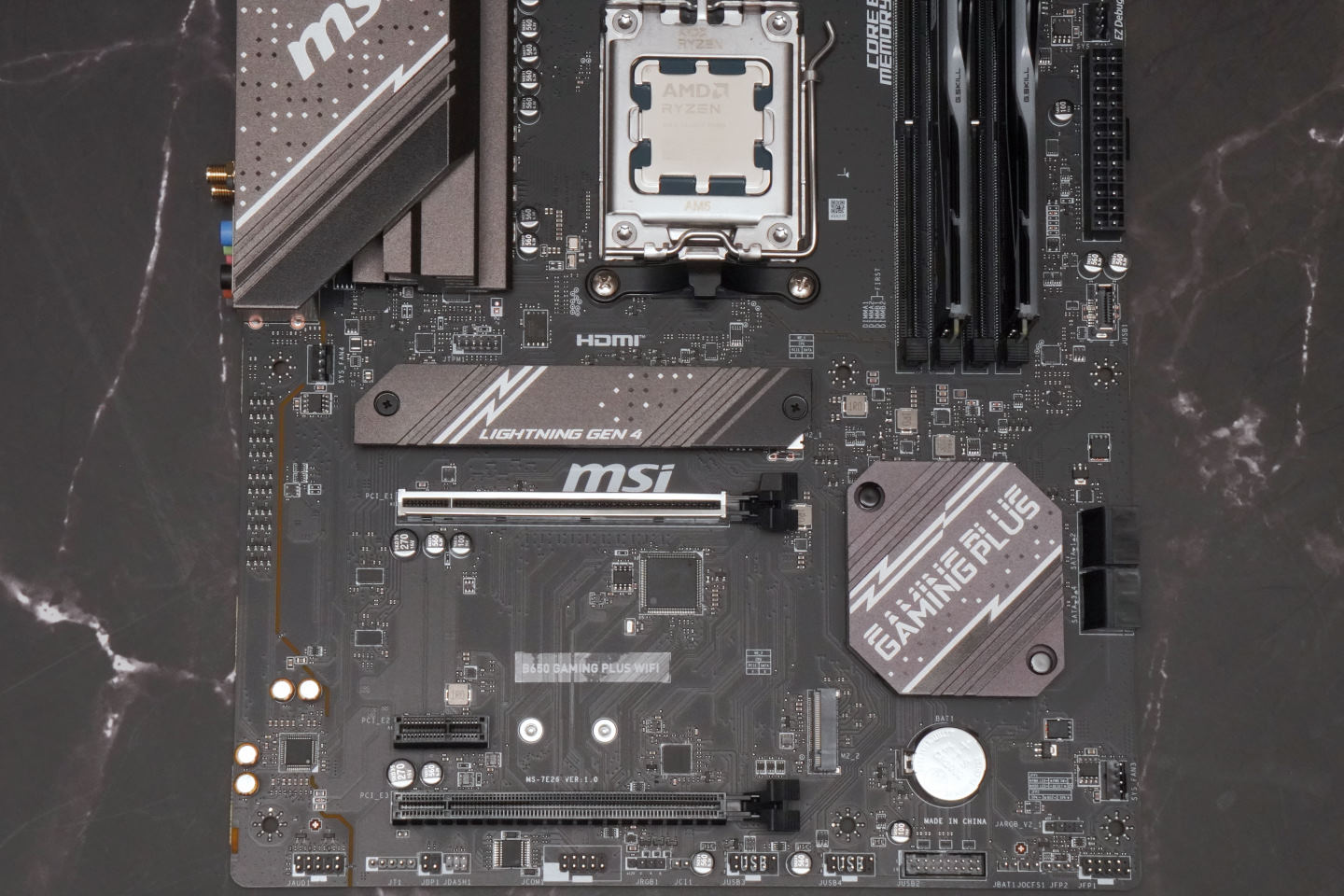 它提供的2组M.2插槽接直通处理器，最高皆可支持PCIe Gen 4x4总线。 唯安装代号为Phoenix 2的处理器时，第2条M.2插槽会降速为PCIe Gen 4x2。