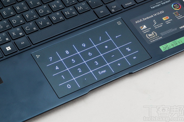 轻按触摸板右上角的算盘图标，就能启用 Asus NumberPad 2.0 虚拟数字按键。