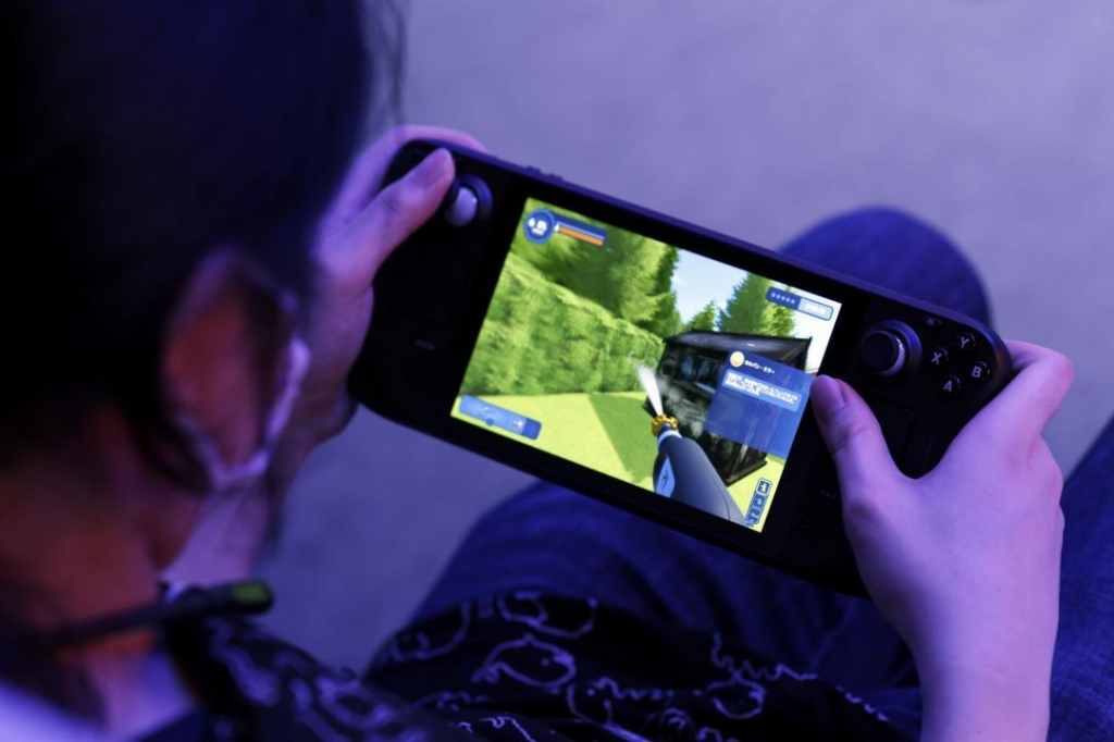 Sony 传出打造另一款 PS 掌机！ 不用网络就能玩 PS5 游戏