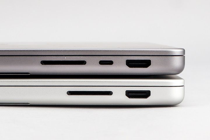M3 版 MacBook Pro 14（下）与 M3 Pro 及 M3 Max 版（上图）相比，M3 Pro 及 M3 Max 版多了一个 Thunderbolt 4 端口。