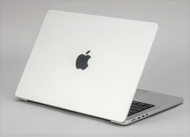 M3 版 MacBook Pro 14 寸只有银色及太空灰色可选择，此款就是相当经典的银色，而新的太空黑色等要 M3 Pro 或 M3 Max 版本才有。
