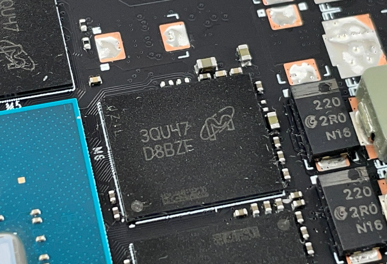 Micron D8BZF 24Gbps GDDR6X 内存。