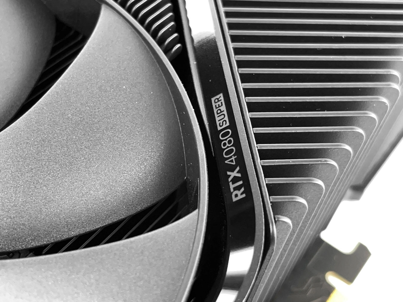 NVIDIA GeForce RTX 4080 SUPER FE 显卡评测开箱
