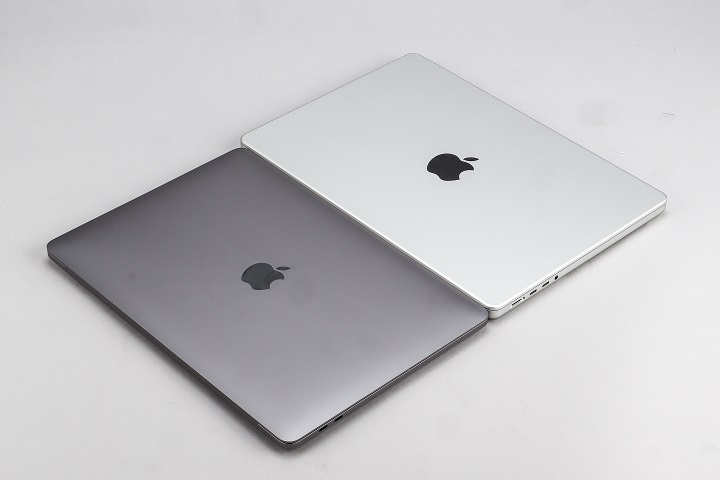 MacBook Pro 14 寸的外型还是比 MacBook Pro 13 寸大一些，但机身厚度几乎没有差异。