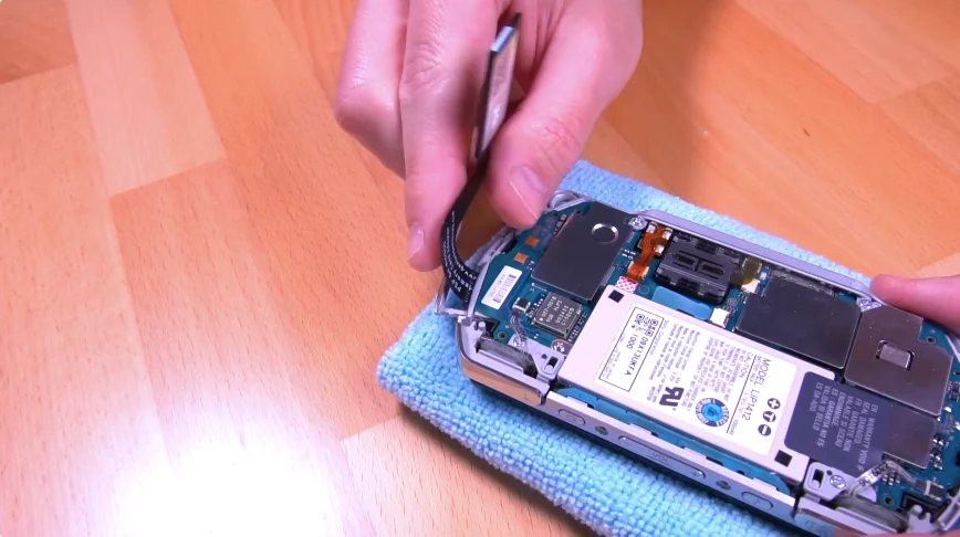推出 PSP Go 硬件模块，把 MicroSD 卡内置取代 Memory Stick