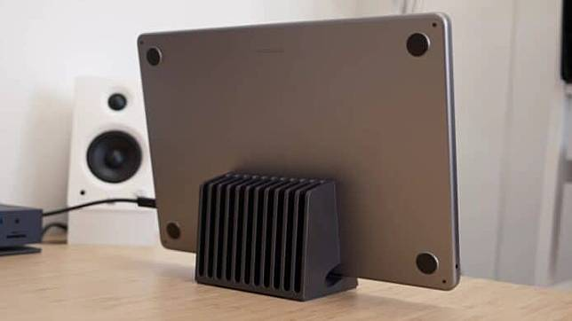 M3 版 MacBook Air 压力测试 阖盖模式下使用性能下降近半