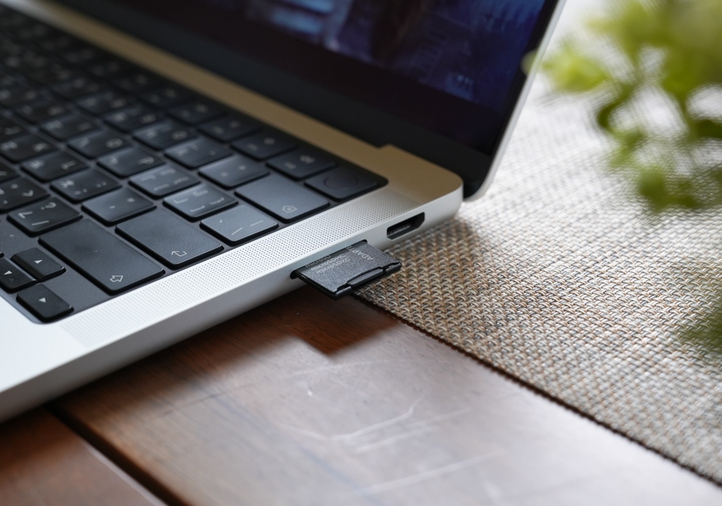 开箱|M3 MacBook Pro 超诚实使用心得！ 真的厉害吗？ 适合谁买？
