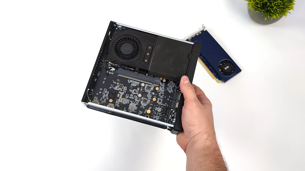 国外 YouTuber 将 Intel Arc A380 改成单插槽，方法超级简单 - 计算机王阿达