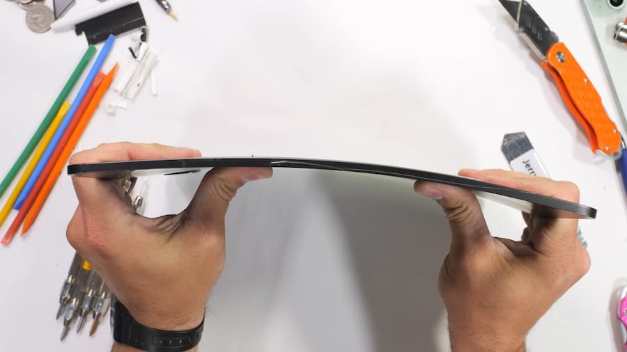 M4 iPad Pro 抗弯曲吗？ 实测证实超薄机身抗边弯比前代更强