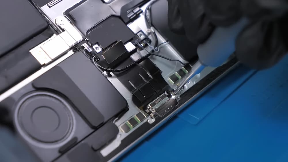 M4 iPad Pro 拆解揭开新机身内部设计 6