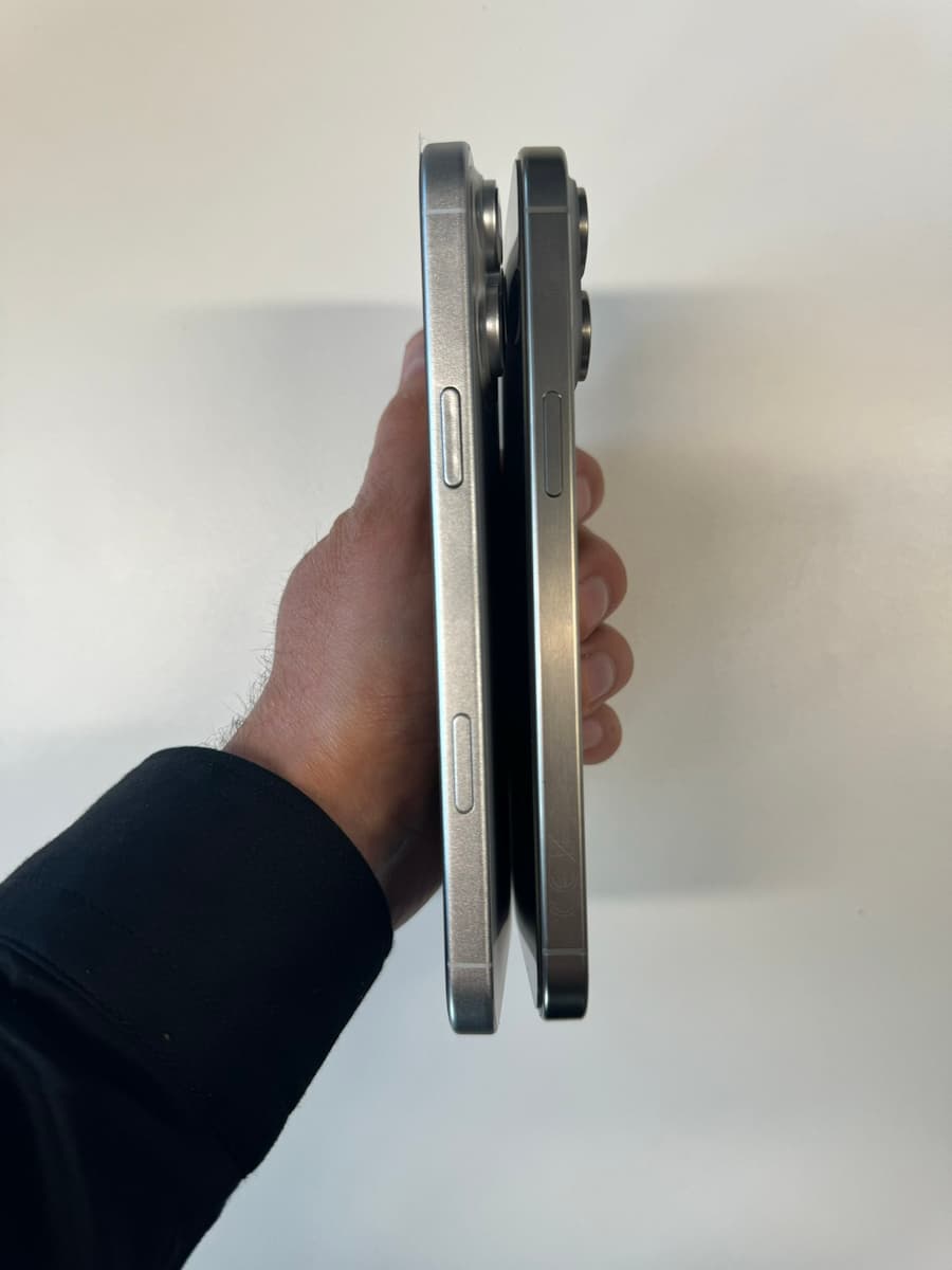这张图片的 alt 属性值为空，它的文件名称为 how-big-is-the-iphone-16-pro-max-3.jpg